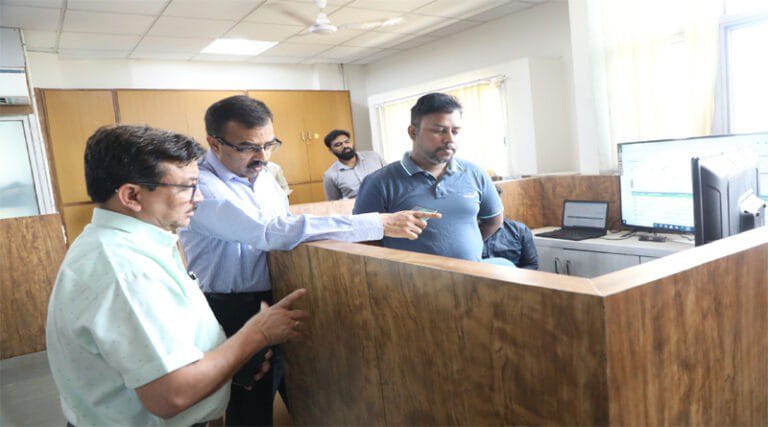 मुख्य निर्वाचन पदाधिकारी श्री राजन ने कंट्रोल रूम से की मतदान की सतत् मॉनिटरिंग 19 anupam