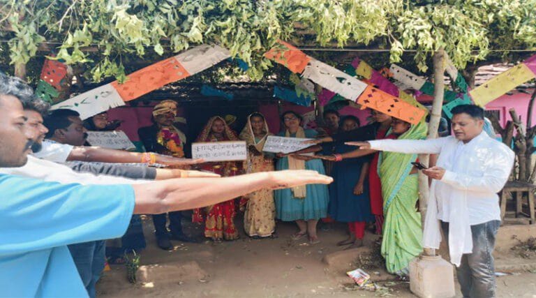 पीले चावल डालकर दिया 7 मई को मतदान करने का निमंत्रण दूल्हा-दुल्हन सहित सबको दिलाई मंडप में मतदान की शपथ 24 betul