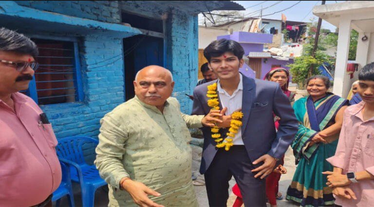 प्रदेश टाॅप टेन में आने वाले मेधावी यश पवॉर को बैतूल विधायक ने किया सम्मानित 10 betul