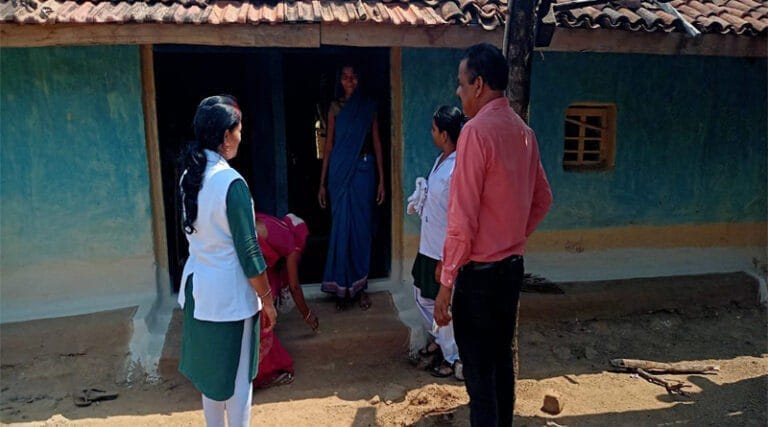 स्वास्थ्य दल पीले चावल देकर मतदाताओं को कर रहे जागरूक 18 chawal