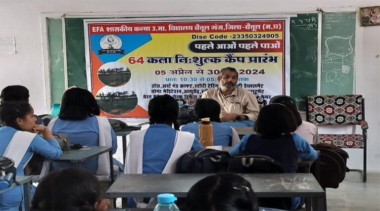 64 कलाओं पर आधारित कौशल शिविर में छात्राओं ने 20 कलाओं को जाना और सीखा 20 kll