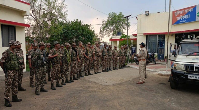 सांईखेड़ा पुलिस ने सीआरपीएफ के 50 जवानों के साथ मिलकर निकला पैदल मार्च 16 saikheda