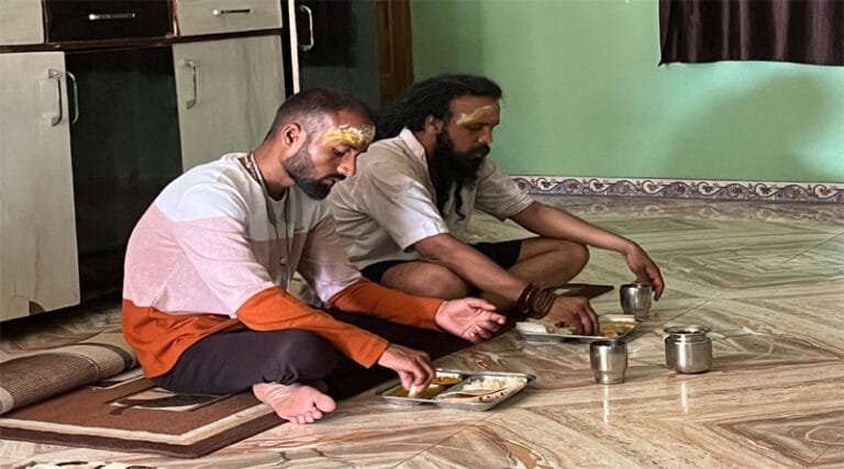 अखंड भारत के स्वप्न को साकार करने निकले तीन युवा, बैतूल से वृंदावन तक पैदल यात्रा! 13 sant