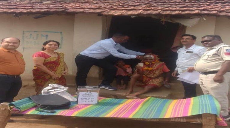 96 प्रतिशत से अधिक अति वरिष्ठ एवं दिव्यांग मतदाताओं ने किया घर पर ही मतदान: कलेक्टर श्री सूर्यवंशी 1 sury