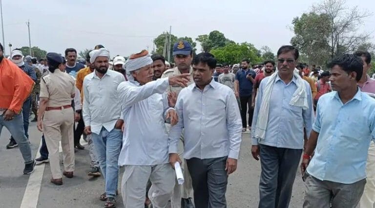 मौत से नाराज ग्रामीणों ने फोरलेन पर मृतकों के शव रखकर किया चक्काजाम -मौके पर पहुंचे कलेक्टर श्री सूर्यवंशी 16 suryvanshi
