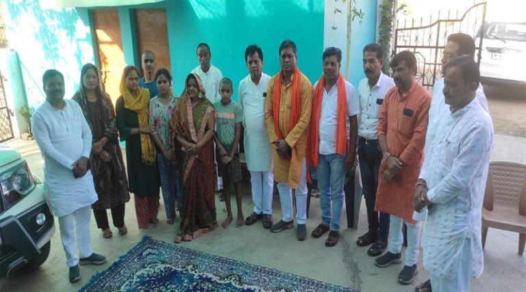 भैंसदेही एवं मुलताई विधायक ने गुदगांव पंहुचकर शोकाकुल परिवार से की मुलाकात 9 bhai