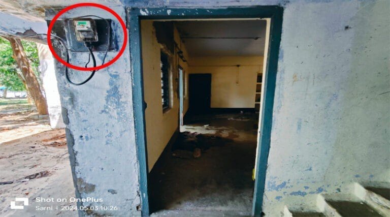 खाली हो रहे आवासों के खिड़की दरवाजे चोरी होने का सिलसिला जारी 14 darvaja
