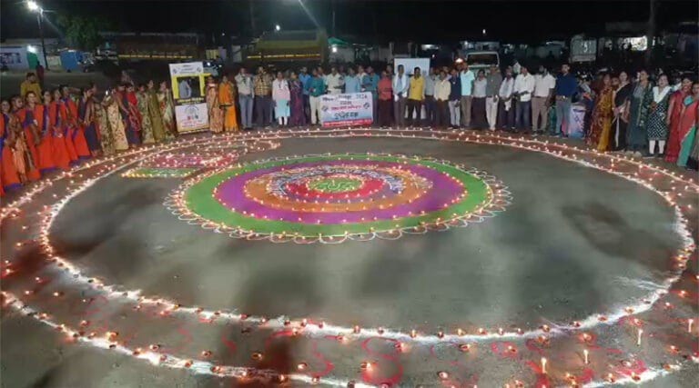 स्वीप प्लान : मतदाता जागरूकता को लेकर शोभापुर के जैरी चौक पर जलाए 1100 दीए, शत-प्रतिशत मतदान की शपथ दिलाई 27 deep
