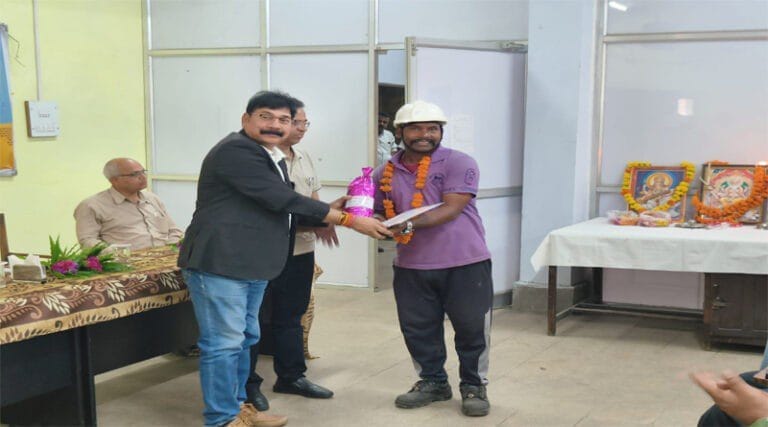 सतपुड़ा प्लांट में उत्कृष्ट कार्य के लिए श्रमिक हुए सम्मानित, विनोद भारती श्रेष्ठ कार्य के लिए हुए सम्मानित 5 plant