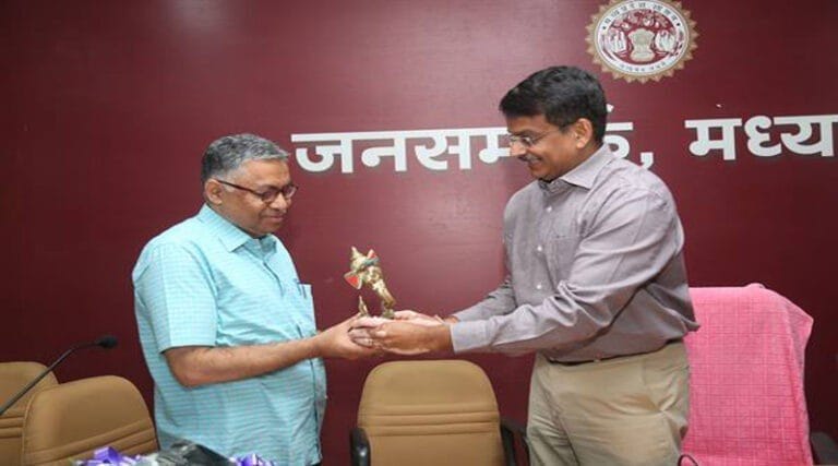श्री अतुल खरे को सेवानिवृत्ति पर दी गई विदाई आयुक्त एवं संचालक शामिल हुए विदाई समारोह में 7 prd