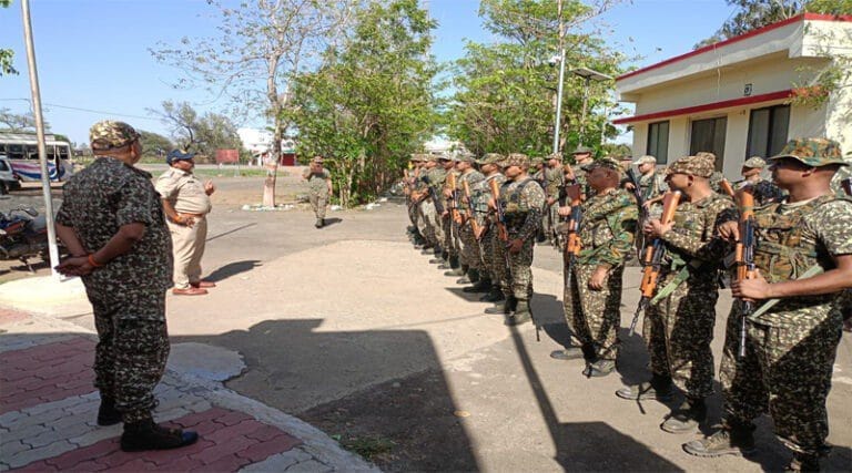 सांईखेड़ा पुलिस ने सीआरपीएफ के 30 जवानों के साथ मिलकर निकला पैदल मार्च 12 sai