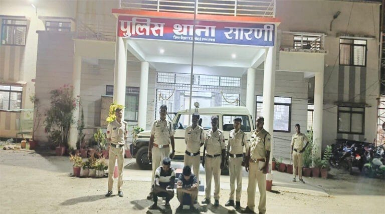 सारणी पुलिस द्वारा थाना क्षेत्र में रात्रि औचक निरीक्षण फरार वारंटियो की धरपकड़ 28 sarni