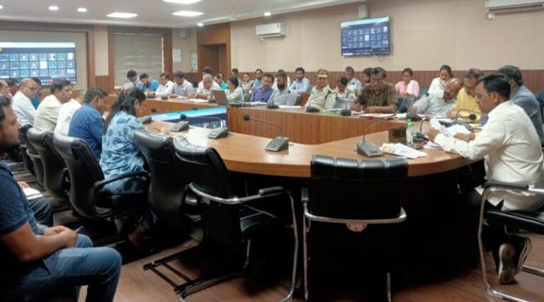 सीएम हेल्प लाईन प्रकरणों का निराकरण प्राथमिकता से करें -मुझे कार्रवाई करने का मौका ना दे 13 sury
