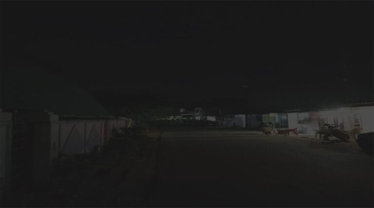 प्रशासनिक आदेश की अवहेलना -त्यौहार पर पसरा रहा नगर पालिका रोड पर अन्धेरा ,स्ट्रीट लाइट बंद 11 andheda