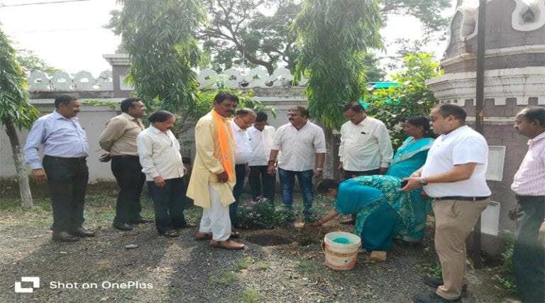 “एक पेड़ माँ के नाम अभियान“ के तहत जिला सहकारी बैंक में किया पौधा रोपण 9 bjp