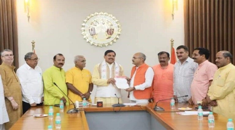 भारतीय मजदूर संघ के राष्ट्रीय एंव प्रदेश के पदाधिकारियों ने मुख्यमंत्री को लम्बिंत मांगो को लेकर ज्ञापन सौपा 3 bms
