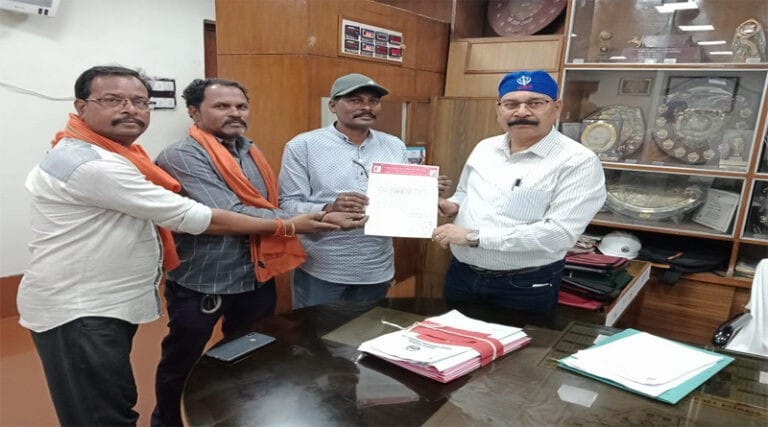 श्रमिक हित में भारतीय मजदूर ठेका श्रमिक संघ ने सौंपा ज्ञापन -बिना नोड्यूस के बिल भुगतान पर रोक की मांग 15 kaithvar