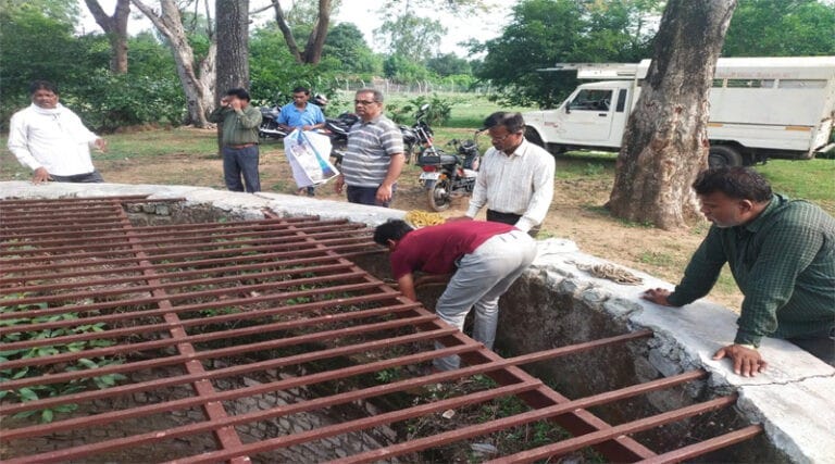 ट्रैचिंग ग्राउंड कुएं की नपा कर्मियों ने की श्रमदान से सफाई 16 kuaa