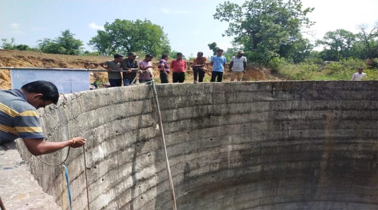 जल गंगा संवर्धन अभियान के तहत नगर पालिका कर्मचारियों ने गोशाला कुएं की श्रमदान से की सफाई 1 kuny