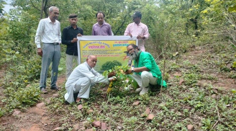 प्रफुल्लित तीर्थ में वृहद वृक्षारोपण कार्यक्रम के तहत पौधा रोपण-असाध्य रोगो से मिलता है यहाँ छुटकारा 1 manish