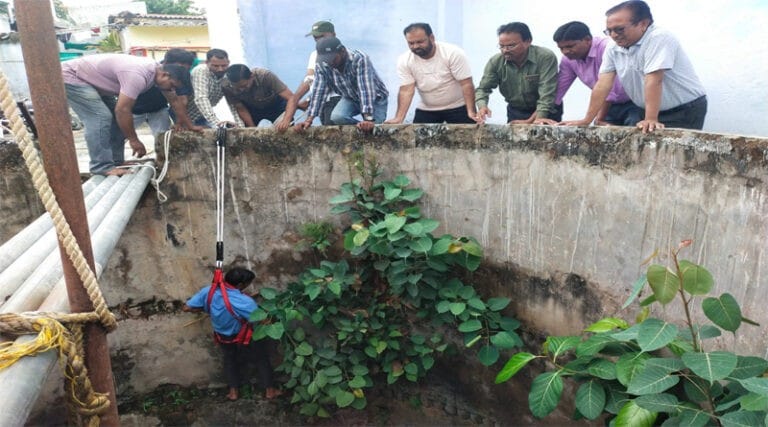 जल गंगा संवर्धन अभियान के तहत श्रमदान से वार्ड 01 के कुएं की सफाई, भीतर से निकाली झाड़ियां, 30 जून तक सतत चलेगा अभियान 9 ravind