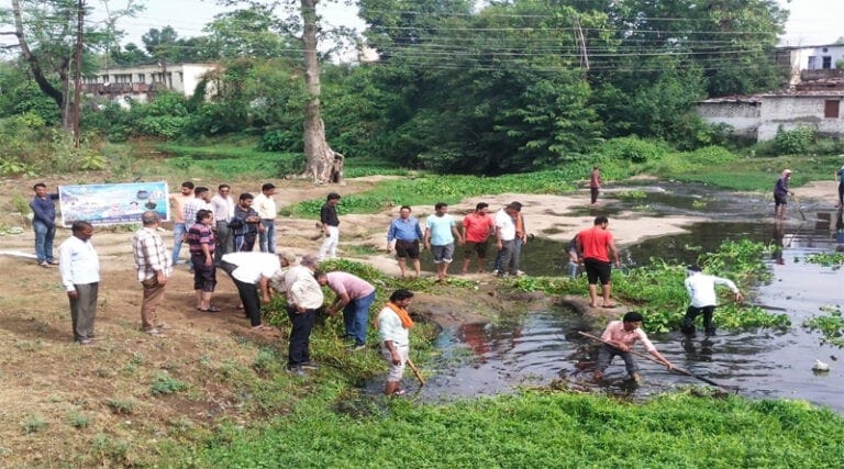 नपा कर्मचारियों ने श्रमदानियों की मदद से शोभापुर कॉलोनी के भुजरिया घाट को किया साफ, पानी से निकली 3 ट्राली जलकुंभी 21 safai