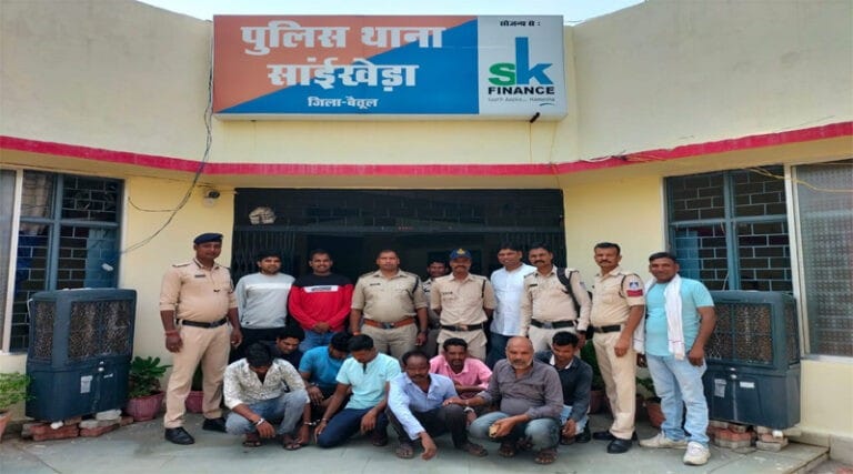 थाना सांईखेड़ा पुलिस द्वारा प्रदेश व्यापी नाईट काम्बिंग आपरेशन मे 09 वारंटियो को गिरफ्तार 8 sai