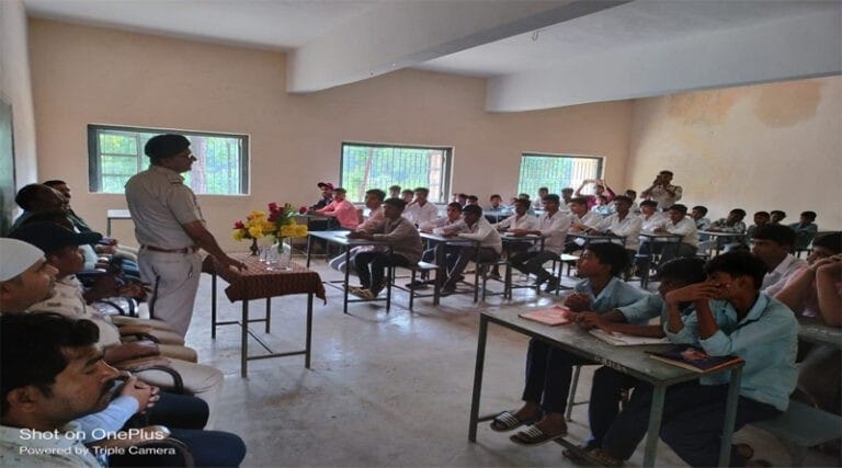 थाना सारणी सब इंस्पेक्टर सुनील गौर ने छात्रों को नशा न करने के शपथ दिलाई 11 sunil