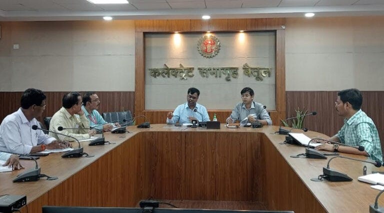 36 हजार राजस्व प्रकरणों का 3 माह में निराकरण ,कलेक्टर की नियमित समीक्षा के सार्थक परिणाम 11 sury