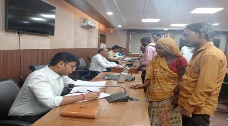 180 प्रकरणों पर अपर कलेक्टर विकास श्री अक्षत जैन ने की जनसुनवाई 12 akshat