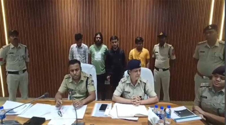 एक कुख्यात बदमाश जिला बदर आरोपी व तीन अन्य आरोपी अवैध पिस्टल की तस्करी करते देर रात पकड़ाए 4 aropi