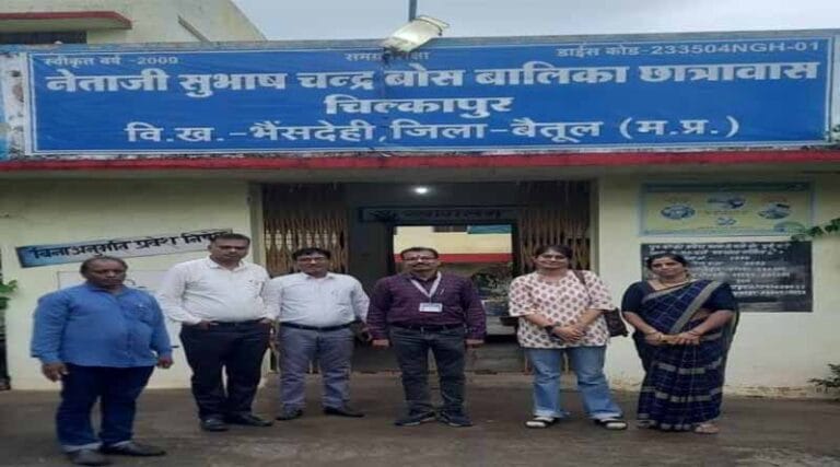 डीपीसी ने किया बालिका छात्रावास चिल्कापुर का आकस्मिक निरीक्षण 11 chilka