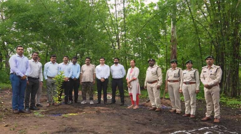 न्यायाधीश और वरिष्ठ अधिकारियों ने किया फलदार पौधों का रोपण 28 court