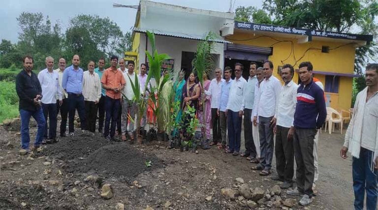 दुग्ध-डेयरी चिल्कापुर में वृक्षारोपण कार्यक्रम संपन्न 15 dhan