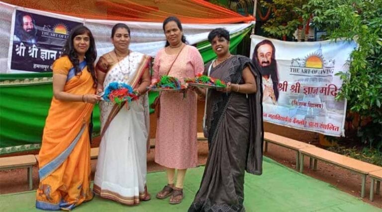 देश के रक्षकों के लिए रक्षासूत्र बनाकर उत्साहित हुए स्कूली बच्चे 8 gouri