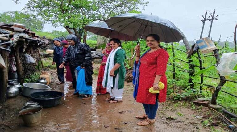 स्वास्थ्य दल ने बांसपानी में किया लार्वा नष्ट बरसात में मलेरिया और डेंगू से बचाव के लिए ग्रामीणों को किया जागरूक 11 larva