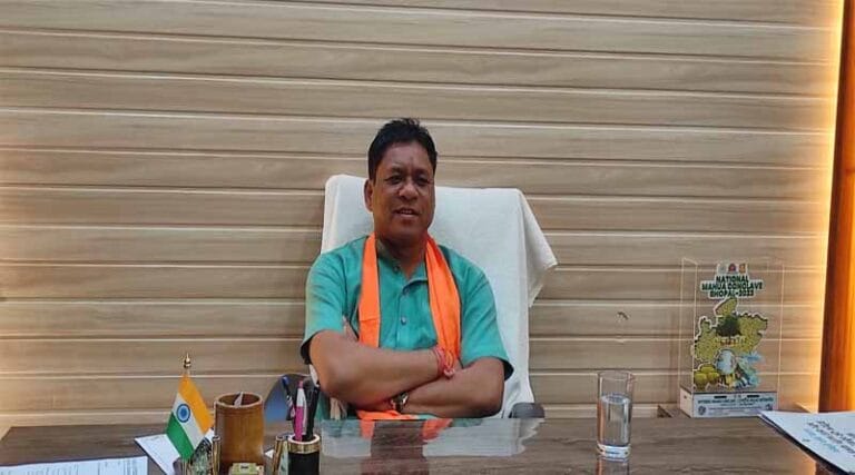 मंगल भवन निर्माण कार्य शुरू कराने विधायक से मिले भाजपा नेता,विधायक ने भैंसदेही सीईओ को दिए शीघ्र काम चालू करने के निर्देश 4 mahendra
