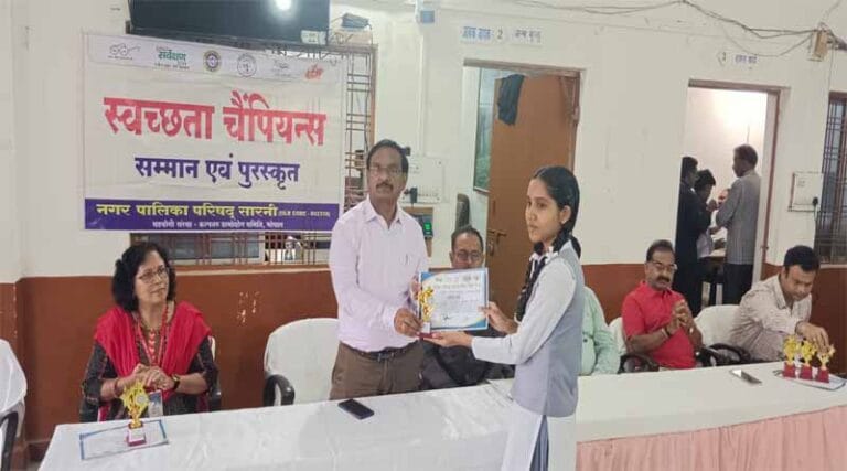 विशेष स्वच्छता अभियान स्पर्धा में भाग लेने वाले विद्यार्थियों को नगर पालिका ने किया पुरस्कृत 12 meshram