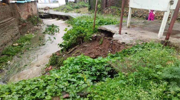 नाले की रिटर्निग वाल पहली बारिश में ही ढह गई 21 nala