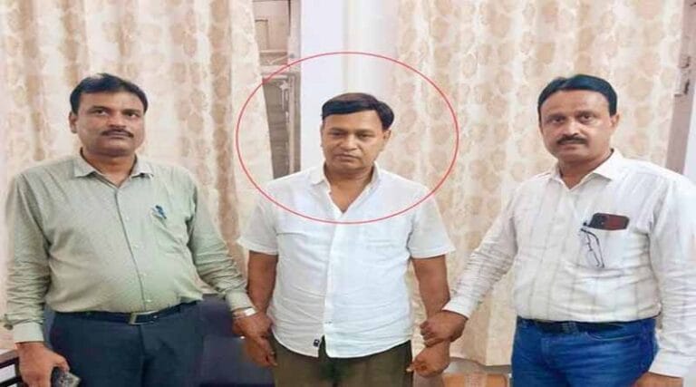 10 लाख रुपये की रिश्वत लेते पीडब्लूडी अधीक्षण यंत्री रंगे हाथों गिरफ्तार 28 reshwat