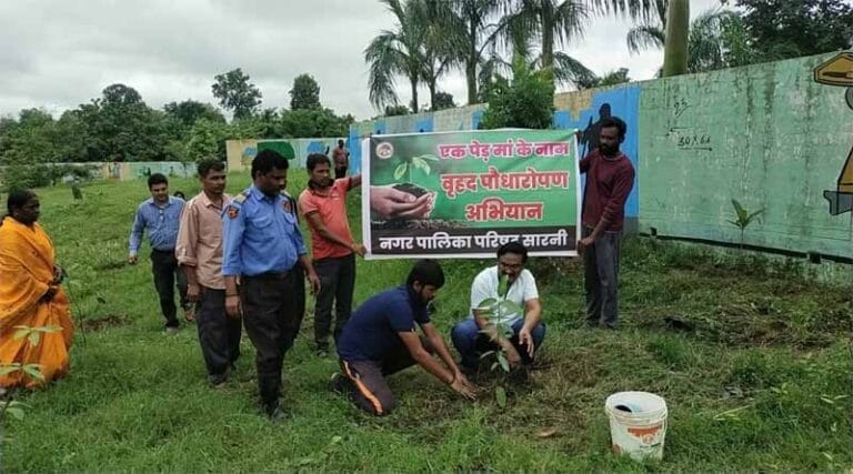 एक पेड़ मां के नाम अभियान के तहत नपा ने ट्रेचिंग ग्राउंड किया पौधा रोपण 19 sarni2