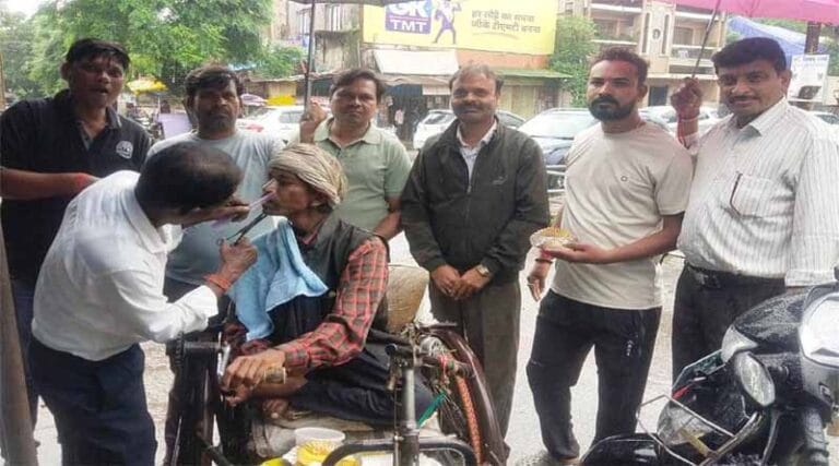 दिव्यांगों की नि:शुल्क दाड़ी-कटिंग की, भोजन पैकेट किए वितरित पूर्व अध्यक्ष का सेन समाज ने मनाया जन्मदिन 13 sen