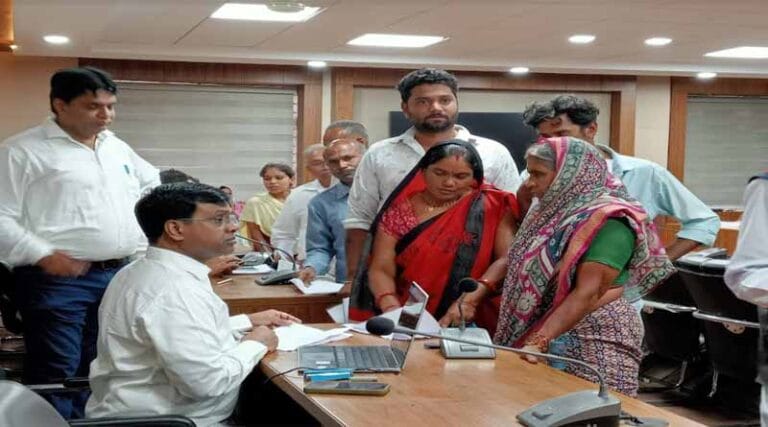 कलेक्टर ने अपनी कार से सहायक आयुक्त के साथ बच्चियों को भेजा शाहपुर,निजी स्कूल से दिलवाई टीसी 1 sury