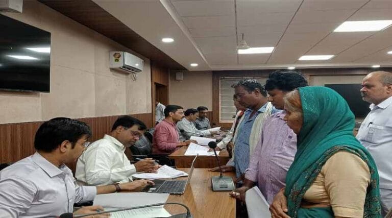 आरोपियों को बचाने का प्रयास,कोरे कागज पर हस्ताक्षर करवाए - कलेक्टर से शिकायत 27 sury