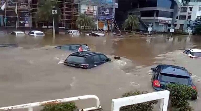 गुजरात में बारिश की तबाही से गाड़ियां तक बह गई - देखे वीडियो 3 baarish