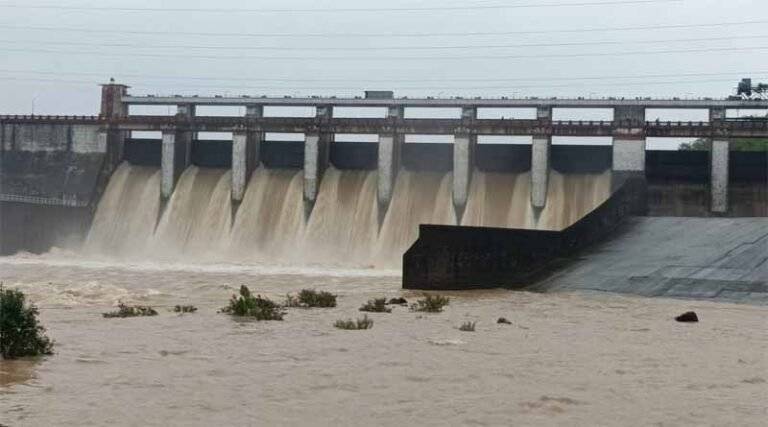 सारनी क्षेत्र में तेज बारिश का दौर जारी फिर खोलने पड़े सतपुड़ा बांध के गेट 31 bandh