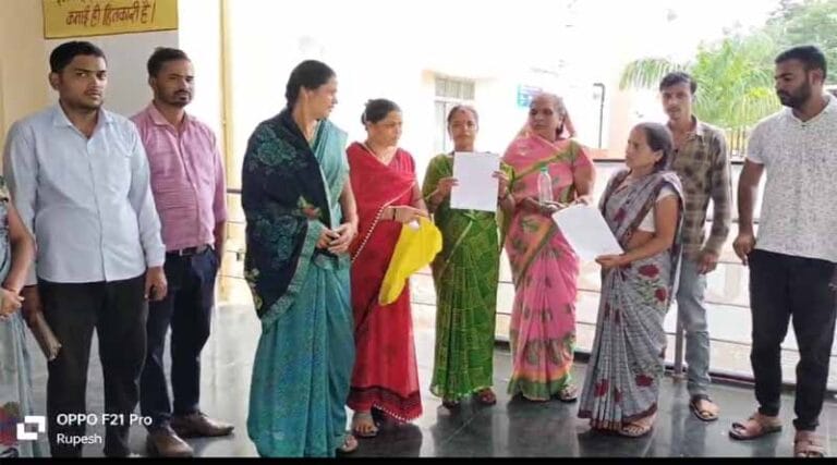 कलेक्टर के आदेश कीअवहेलना कर पुनः अतिक्रमण कर मार्ग बंद करने वाले मनोज कवडे की शिकायत लेकरपुनः कलेक्टर कार्यालय पहुंचे वार्ड वासी 40 brtl