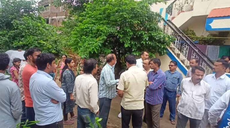 दबंगई द्वारा दान की जमीन पर अतिक्रमण कर रास्ता बंद करने पर प्रशासन ने अतिक्रमण मुक्त कराया 19 dan