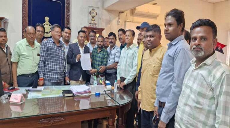 पुलिस वाले कि खुलेआम गुंडागर्दी पत्रकार को गोली मारने की धमकी दी ,एसपी ने किया लाइन हाजिर 11 gyanu