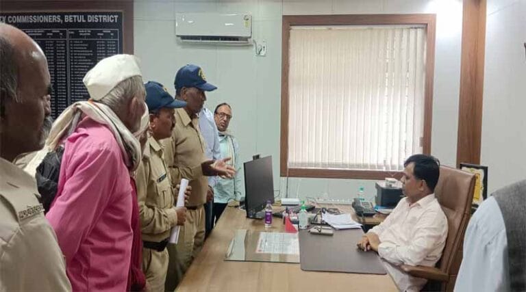 मध्य प्रदेश कोटवार संघ ने त्रि सूत्रीय मांगों को लेकर जिला कलेक्टर को ज्ञापन सौंपा 20 kotwar